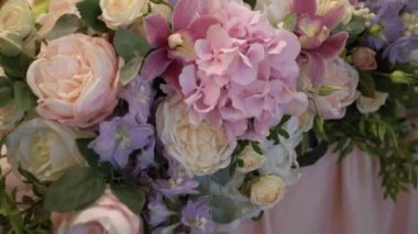 Restorandaki masalar akşam yemeği için hazır. Parti tatili için servis ediliyor. Düğün.