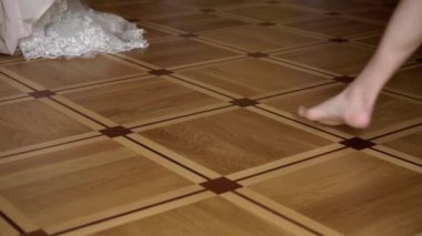 Gelinliğini giymeye gelen genç bir kadın. Kız bacakları