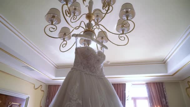 Weißes Brautkleid der Braut im Schlafzimmer — Stockvideo