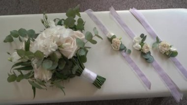 Gelinlik buketi beyaz gül çiçekleri ve nedime bilekliği.