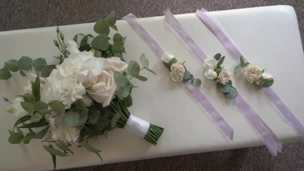 Bruids bruiloft boeket van witte roos bloemen en bruidsmeisje armband — Stockvideo