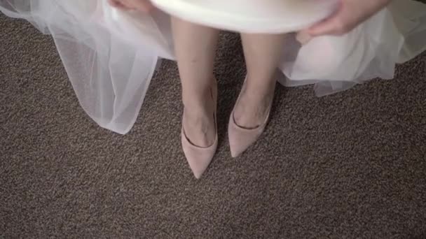 Bruid trok trouwschoenen aan. Bruidsschoeisel, ochtendkleding — Stockvideo