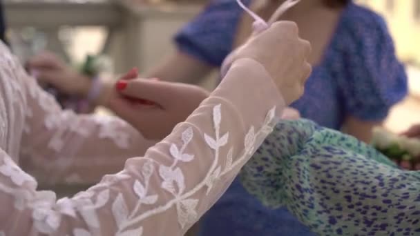 Pengantin memberikan gelang bunga untuk upacara pernikahan kepada pengiring pengantin. — Stok Video