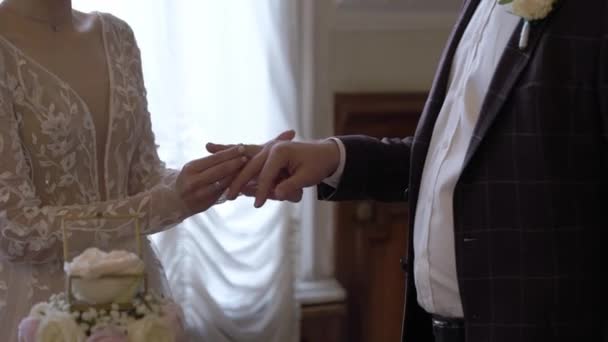 Pengantin wanita meletakkan cincin di jari pengantin pria pada upacara pernikahan — Stok Video