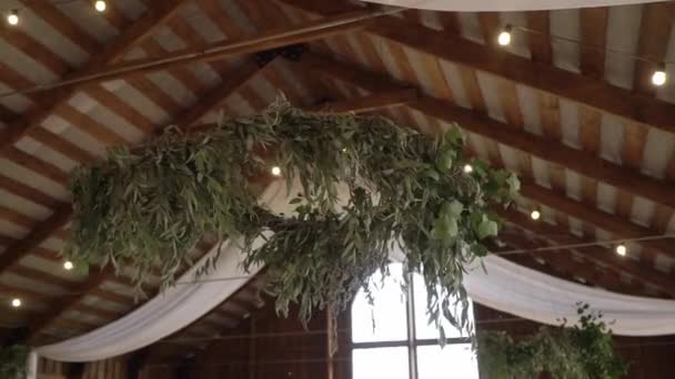 Lampada chadelier decorata con fiori e piante per la cena di ricevimento di nozze — Video Stock