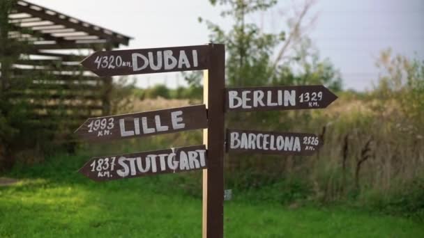 Old wooden road sign - Dubai, Berlin, Lille, Barcelona, Stuttgart — Stock Video