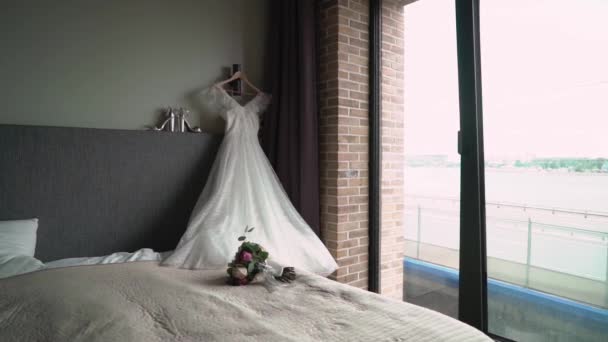 Weißes Brautkleid und silberne Schuhe auf Absätzen — Stockvideo
