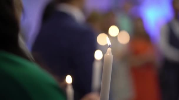 Menschen zünden Kerzen auf einer Party, Veranstaltung, Hochzeit oder Kirche an — Stockvideo