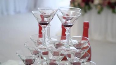 Partideki şampanya kadehleri piramit kulesi, alkollü içecekler hoş geldiniz.