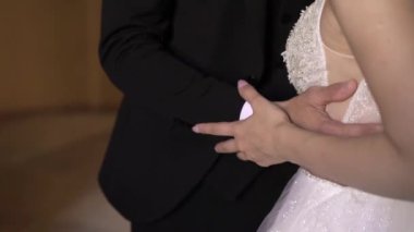 Gelin ve damat düğün günü kucaklaşıyorlar. Aşık romantik çift.