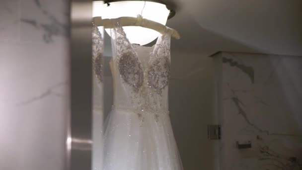 Біла весільна сукня нареченої — стокове відео