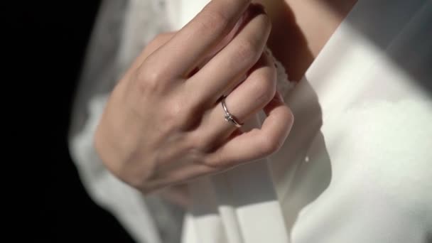 Evlilik teklifi yüzüğünü elinde tutan kadın.. — Stok video