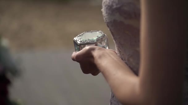 Femme avec boîte en verre avec des alliances lors de la cérémonie de mariage — Video