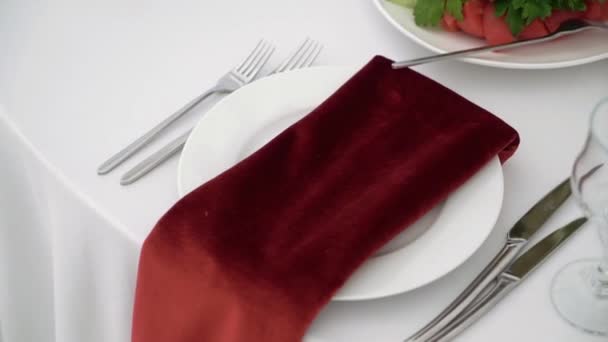Red napkin on plate in restaurant decorated for party event or wedding — Stock Video