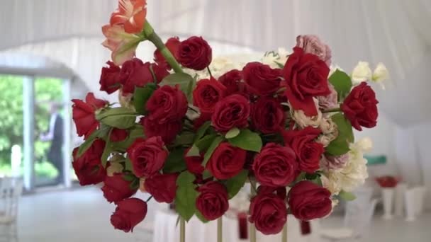 Red roses flowers composition decoration at wedding dinner in restaurant — Stock Video