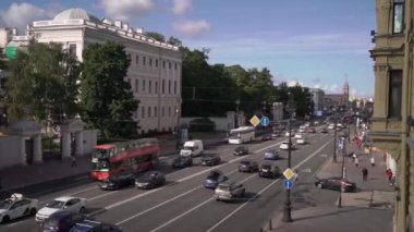 SAINT-PETERSBURG, RUSYA - 7 Eylül 2020: Nevsky Bulvarı yol trafiği