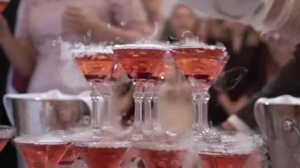 Pezsgőspoharakból álló piramis torony a partin, alkoholos italok fogadva — Stock videók