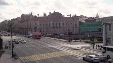 SAINT-PETERSBURG, RUSYA - 7 Eylül 2020: Nevsky Bulvarı yol trafiği