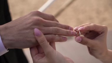 Gelin nikah töreninde damadın parmağına yüzük takar.