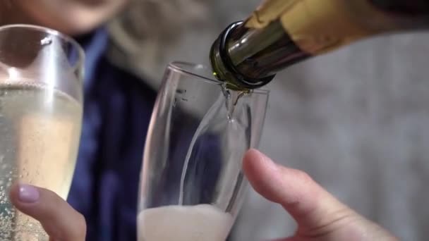 Verter champán de una botella a otra. Bebida alcohólica bebida espumosa de vino — Vídeo de stock