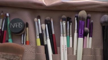 SAINT-PETERSBURG, Rusya - 8 Eylül 2020: Dekoratif kozmetik, makyaj fırçası