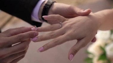 Damat nikah töreninde gelinin parmağına yüzük takar.