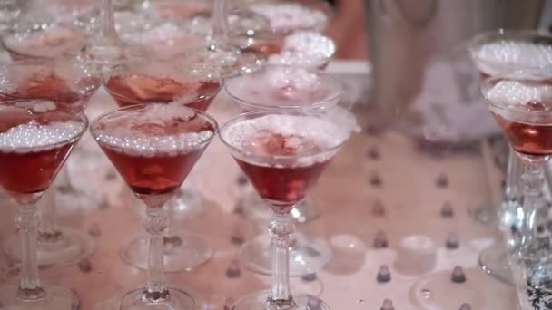 Пирамида башня бокалы шампанского на вечеринке, алкогольные напитки приветствуются — стоковое видео