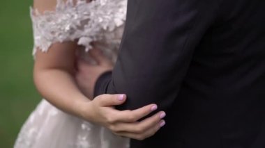 Gelin ve damat düğün günü kucaklaşıyorlar. Aşık romantik çift.