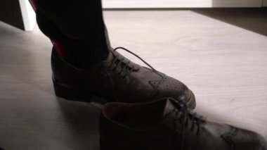 Gençler ayakkabıları giyer. Damat düğün ya da etkinlik için giyinir.