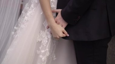 Gelin ve damat düğün günü kucaklaşıyorlar. Aşık romantik çift.