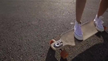 MOSCOW, RUSSIA - 10 Temmuz 2020: Gelin gelinlik içinde kaykay kaykaycısı