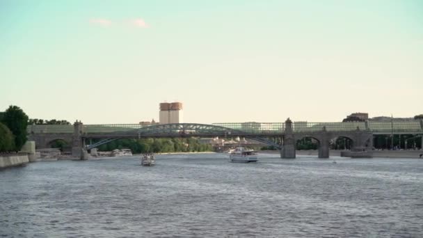 MOSCOU, RUSSIE - 10 JUILLET 2020 : Pont Andreevsky à Moscou et rivière de la ville — Video