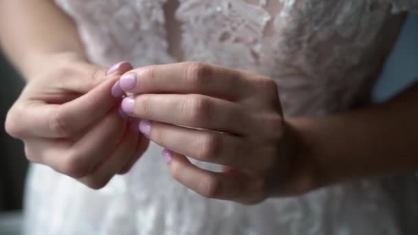 Braut oder Ehefrau mit Ehering an der Hand. Gerade verheiratete Frau — Stockvideo