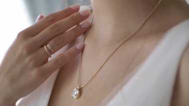 Nedime, gelin için kolye takmaya yardım ediyor. Düğün sabahı sosu.