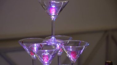 Partideki şampanya kadehleri piramit kulesi, alkollü içecekler hoş geldiniz.