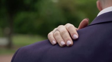 Gelin ve damat düğün günü kucaklaşıyorlar. Aşık romantik çift.