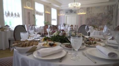 Restorandaki masalar akşam yemeği için hazır. Parti tatili için servis ediliyor. Düğün.