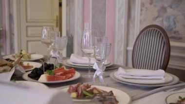Restorandaki masalar akşam yemeği için hazır. Parti tatili için servis ediliyor. Düğün.