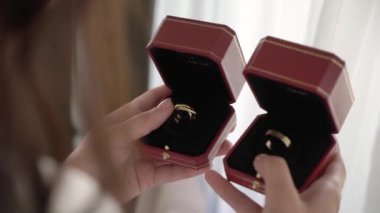 MOSCOW - 12 Temmuz 2020: Cartier alyansları kırmızı kutularda