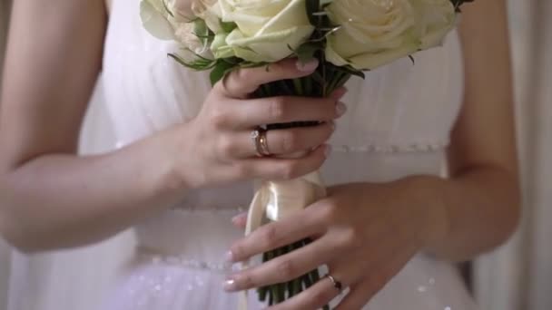 Bride holding wedding bridal bouquet of flowers outdoors — Stock Video