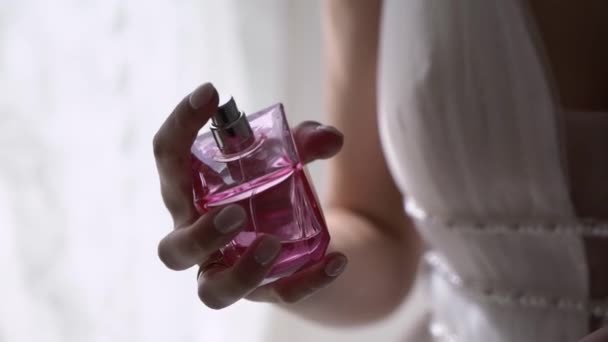 САНТ-ПЕТЕРБУРГ, РОССИЯ - 10 августа 2020 года: Невеста использует парфюмерный спрей — стоковое видео