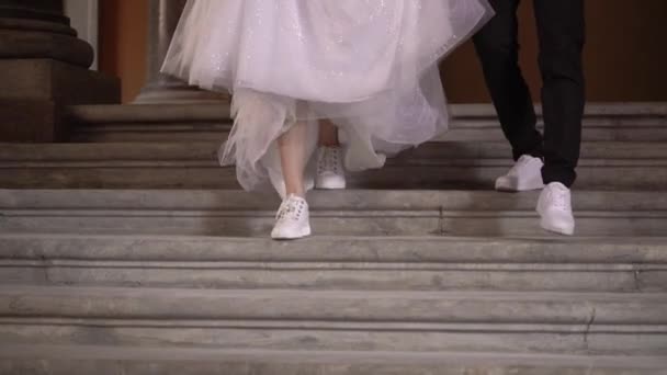 Noiva e noivo indo em escada em tênis brancos no dia do casamento — Vídeo de Stock
