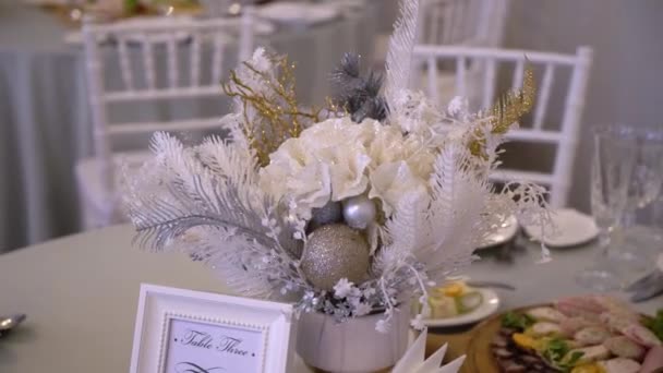 Fleurs à la table de mariage décoré floral pour la réception du dîner — Video