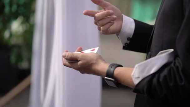 Sihirbaz kart numaralarını göster illüzyonu — Stok video