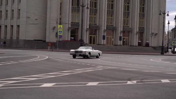 SAINT-PETERSBURG, Rusland - JULI 13, 2020: Cadillac oude retro auto converteerbaar — Stockvideo