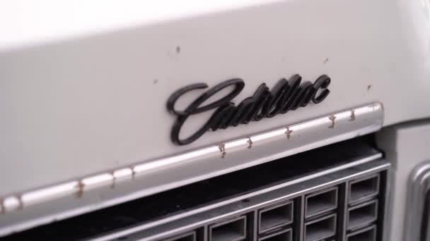 SAINT-PETERSBURG, RUSLAND - JULI 13, 2020: Cadillac oude retro auto logo merk — Stockvideo