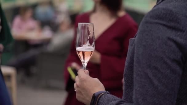 Gente con una copa de champán en la fiesta. hombre celebrar vino beber en bienvenida — Vídeo de stock