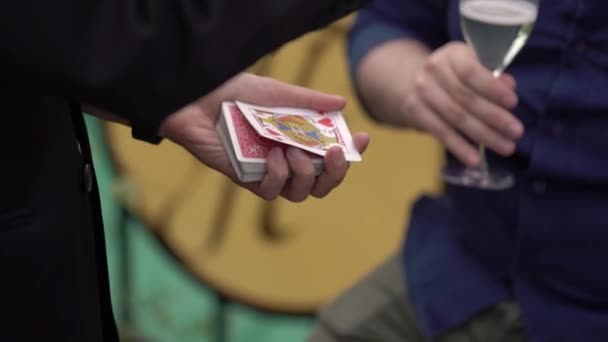 Goochelaar toon kaart trucs illusie — Stockvideo