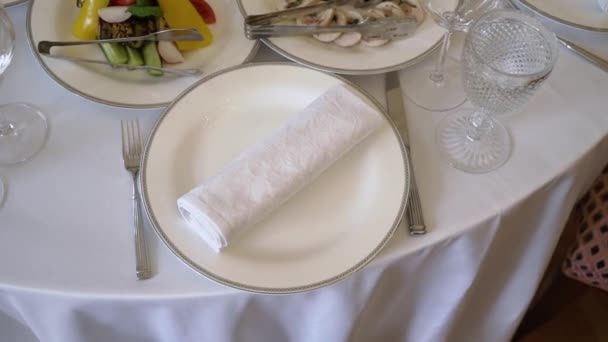 Tables au restaurant prêtes pour le dîner, servies pour les vacances de fête - mariage