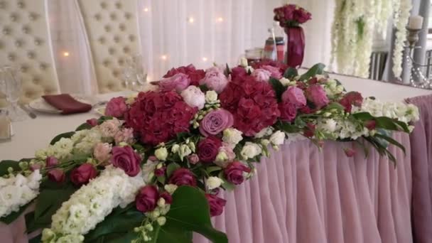 Tables au restaurant prêtes pour le dîner, servies pour les vacances de fête - mariage